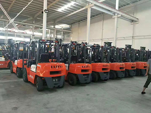 叉車(chē)是做什么車(chē)？有哪些種類(lèi)？